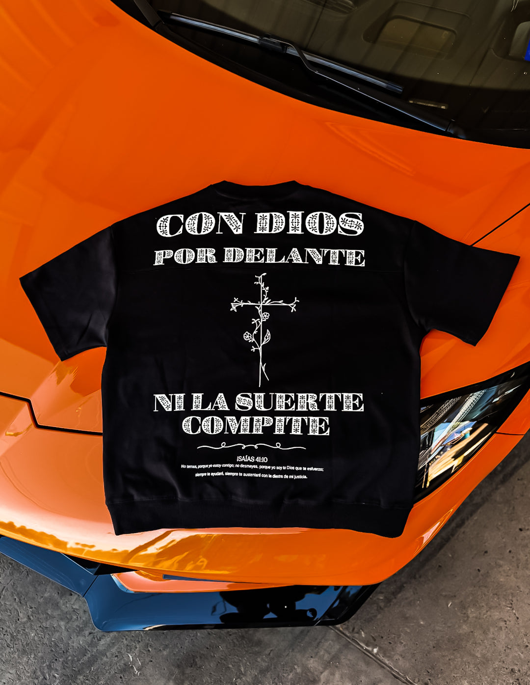 Con Dios Por Delante Tee