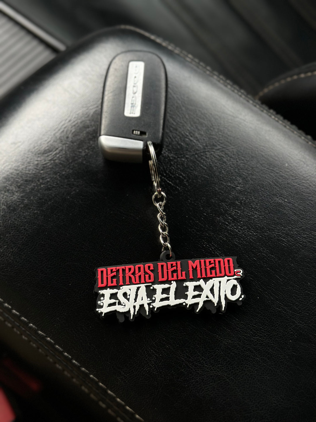 Detrás Del Miedo Esta el Éxito - PVC Keychain